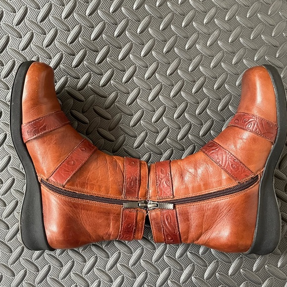 Leather Ankle boots with inside zippers and floral patterns - Picture 3 of 14